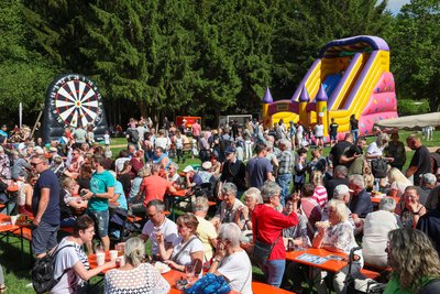 Auch das jährliche Dorffest selbst sieht der Ortschaftsrat als großen Erfolg: Über 50 Sponsoren sorgen für ein buntes und für alle bezahlbares Angebot.