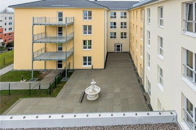 Im Innenhof gibt es einen Springbrunnen.