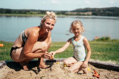 Cindy Stodian, unterwegs mit drei Kindern und Dachzelt, beim Zwischenstopp an der Pöhl.  