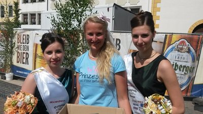  Bergstadtkönigin Anne (links) traf auf ihre Vorgängerin Katharina (rechts). Und auch auf deren Vorgängerin Christina (Mitte).