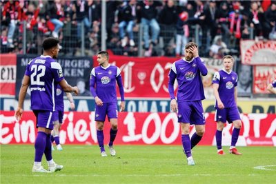 Ratlosigkeit bei den Auer Profis nach dem Abpfiff der mit 2:5 verlorenen Partie in Halle; von links: Paul-Philipp Besong, Dimitrij Nazarov, Boris Tashchy, Erik Majetschak, Korbinian Burger. 