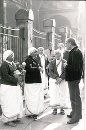 Mutter Teresa (vierte Schwester v. l.) zusammen mit weiteren Ordensfrauen sowie (v. r.) Pfarrer Norbert Staeger, Propst Günter Negwer und Kaplan Ulrich Archner vor der Kirche St. Joseph in Chemnitz.
