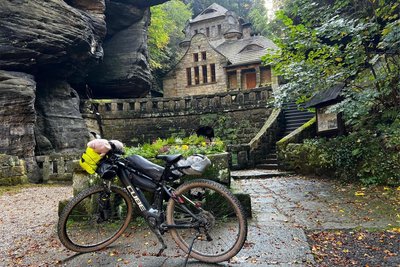Unterkunft der besonderen Art: Dianas E-Bike vor dem alten Gaswerk in Hřensko.
