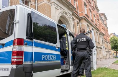 Wegen der Bedrohungslage am Auerbacher Gymnasium war die Polizei bereits am Mittwoch vor Ort. Insgesamt waren 100 Polizeikräfte im Einsatz.