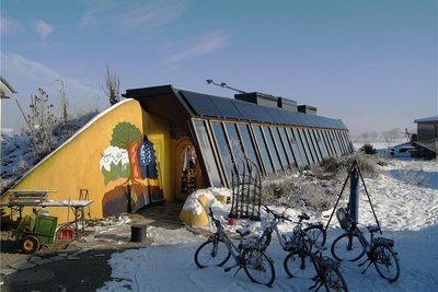 Das Earthship der Gemeinschaft Schloss Tempelhof bei Crailsheim dient 25 Menschen als Gemeinschaftsbereich. Auch im Winter kommt es meist ohne Heizung aus. 