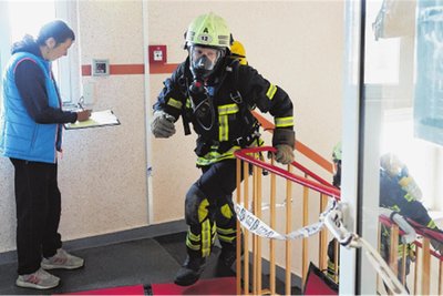 Zwickau 2023: Ein Feuerwehrmann nimmt mit Atemschutzmaske am 9. Hochhaus-Treppenlauf teil.