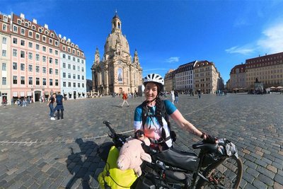 Lichtenthal mit Glücksschwein Specki vor der Frauenkirche in Dresden. Für Aufnahmen nutzt sie oft eine Drohne.
