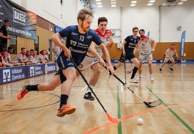 Die Floorfighters Chemnitz um Felix Irrgang (hier im Punktspiel gegen den MFBC Leipzig im Oktober) sind durch ein knappes 2:3 nach Verlängerung in Leipzig aus dem Deutschlandpokal ausgeschieden. 