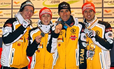 Die erste WM-Medaille von nunmehr 18 war eine silberne. Eric Frenzel (Zweiter von links) bekam sie 2009 in Liberec mit den Teamkollegen Tino Edelmann, Ronny Ackermann und Björn Kircheisen. 