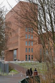 Von außen bereits fertig: der Neubau der Universitätsbibliothek an der Freiberger Winklerstraße. Der Innenausbau läuft derweil noch.