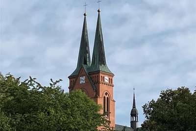 1904 wurde die St. Johanneskirche eingeweiht. Sie ist mit ihren Zwillingstürmen knapp 50 Meter hoch.