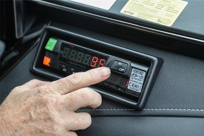 Nur Taxis haben ein Taxameter. Für 2025 möchten Wolfgang Oertel und Robin Spinka gern auch Mietwagen ohne Taxameter wie ein Taxi einsetzen dürfen.