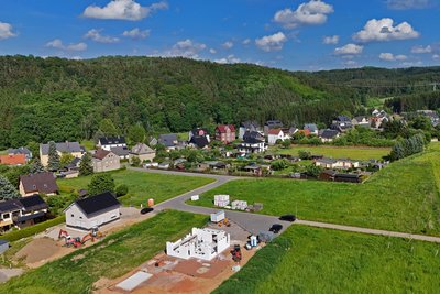 Im Wohngebiet „Am Waldblick“ wird momentan das zweite Grundstück bebaut – es geht nicht so schnell voran, wie erwartet. Aber es geht voran.