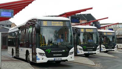 Mit Batterie fahren bei der RVE bislang nur Hybridbusse. Diese sind an der Dachwulst zu erkennen. Dort befinden sich sogenannte Superkondensatoren, die die Bremsenergie speichern.