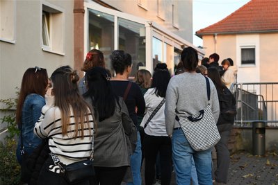 Vor dem Event bildeten sich lange Schlangen vor dem Bürgerhaus.
