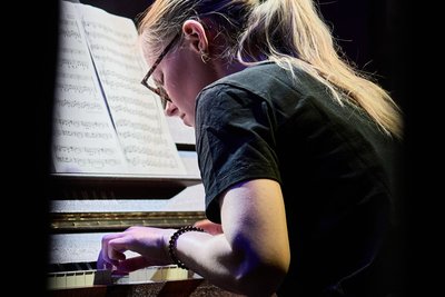 Johanna Summer ist mit ihrer Spielart bundesweit und international erfolgreich. Am Donnerstagabend gab sie ein Gastspiel im Chemnitzer „Weltecho“.