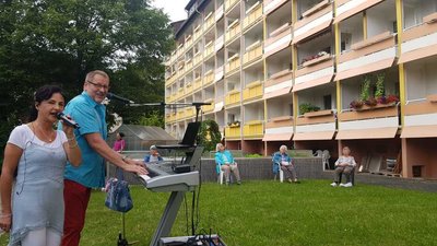 Das Reichenbacher Duo Sound Express hat am Sonntag ein Balkonkonzert in Plauen gegeben.