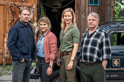 Werden auch im siebten Erzgebirgskrimi Hauptrollen spielen: Kai Scheve und Lara Mandoki agieren als Kommissare, Teresa Weißbach ist als Försterin zu sehen und Andreas Schmidt-Schaller (v. l.) als ihr Vater.