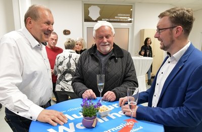 Im Zellwaldcenter in Großvoigtsberg hat AfD-Politiker Rolf Weigand (r.), hier im Gespräch mit Frank Oelsner und Werner Böhmer, sein Bürgerbüro eingerichtet. 