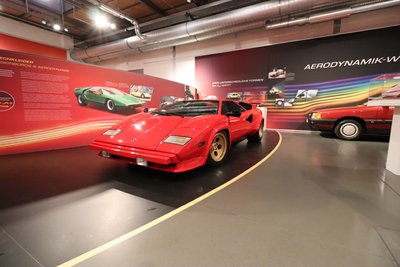 Der Lamborghini Countach 400 S von 1981 punktet zwar mit zwölf Zylindern, 355 PS und 309 km/h Spitze. Anders als es aussieht, zieht er jedoch in Sachen Aerodynamik nur sehr bedingt den Hering vom Teller. Da ist ihm der zwei Jahre später auf den Markt gekommene Audi 100 C3 (Bildhintergrund) deutlich überlegen. 