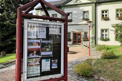 Die Informationstafel vor dem Rathaus Niederwürschnitz: Neben Gunther Emmerlich wird Karussell demnächst und auch in der Kirche auftreten.