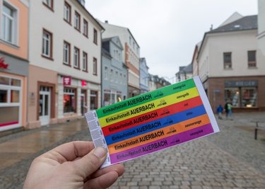 Jeden Werktag kommt ein anderes farbiges Armband zum Einsatz, um so einen leicht zu kontrollierenden 2G-Status für das Einkaufen in den Geschäfte der Auerbacher Innenstadt nachzuweisen. 