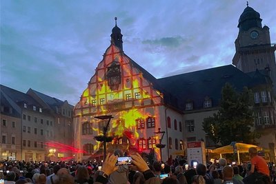 Die Multimediashow auf dem Plauener Altmarkt zog viele Zuschauer in ihren Bann. Sie waren von den Laserstrahlen und 3D-Animationen begeistert. Da stand beispielsweise das Rathaus in Flammen...