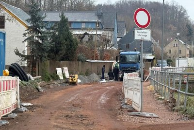 Baustelle in Mühlbach am 21. November 2025: Mitarbeiter der ausführenden Firma sind vor Ort.