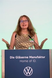 Auf der Gala zum Wettbewerb "Sachsens Unternehmer des Jahres" in der Gläsernen Manufaktur von Volkswagen hielt Edeltraud Günther die Festrede zum Thema Nachhaltigkeit. 