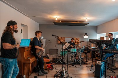 Willi Papperitz alias Whysker, Rebecca Fröhlich, Samuel Wiederänders und Robert Pfretzschner (von links) bei der jüngsten Bandprobe für „Philharmonic Rock - One Vision“ am 23. März in Reichenbach.