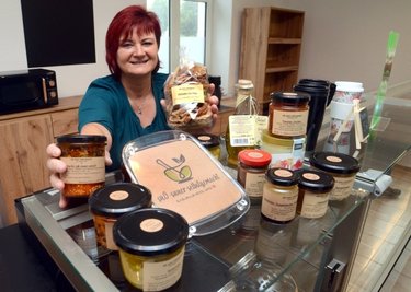 "Süß-sauer-selbstgemacht" heißt der Laden von Heike Friedrich - im Bild mit einigen ihrer Kreationen. Geöffnet ist mittwochs 8 bis 13 Uhr, donnerstags und freitags 8 bis 16 Uhr sowie am Samstag, 8 bis 11 Uhr. 