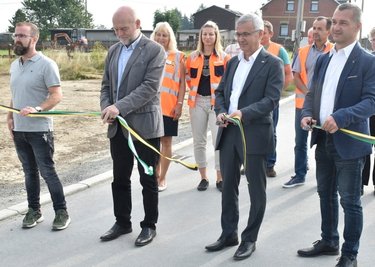 Straßenfreigabe in Remtengrün. Im Foto von rechts: Adorfs Bürgermeister Rico Schmidt, Landrat Rolf Keil, CDU-Landtagsabgeordneter Andreas Heinz und UTR-Bauleiter Michael Bauer. 