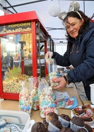Vereinsmitglied Yvonne Ebersbach sorgte fürs bunte Popcorn.