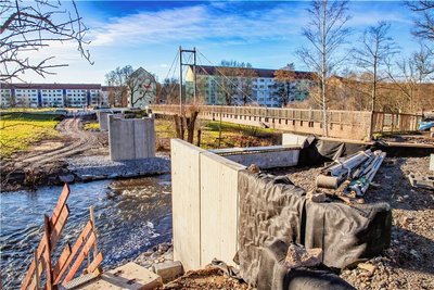 Die Pfeiler und Widerlager für die neue Stegbrücke sind fertig. Der Neubau entsteht neben der alten Brücke.
