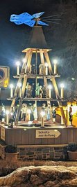 Im Zentrum von Elterlein verbreitet die Ortspyramide nach wie vor ein bisschen Weihnachtsstimmung. 