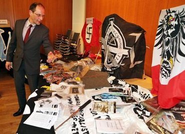 Der damalige Innenminister Markus Ulbig (CDU) betrachtete 2014 Beweissstücke, die bei Hausdurchsuchungen in Wohnungen von Vereinsmitgliedern des NSC im März gesammelt worden waren.