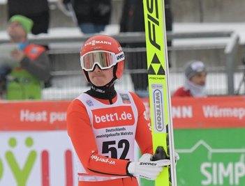 Eric Frenzel, im Lauf Dritter, rutschte nach einem verunglückten Sprung auf nur 119 Meter auf Rang 20 ab.