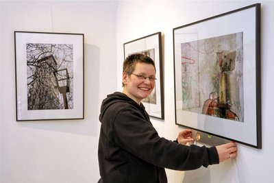 Als Videojournalistin ist Enrica Kschonsek-Schröder zwischen Lichtenstein und Penig bekannt wie der sprichwörtliche „bunte Hund“. In der „Kleinen Galerie“ in Hohenstein-Ernstthal zeigt sie sich jetzt von einer anderen Seite: Sie zeigt Fotos unter dem Motto „Ungeschönt JPG – zwischen Wald und Beton”.