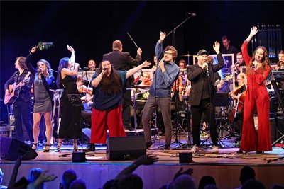 Der Beatles-Klassiker „Hey Jude“ riss im Mai 2023 das Publikum im ausverkauften Saal des Neuberinhauses bei „Philharmonic Rock – in memoriam“ von den Sitzen.
