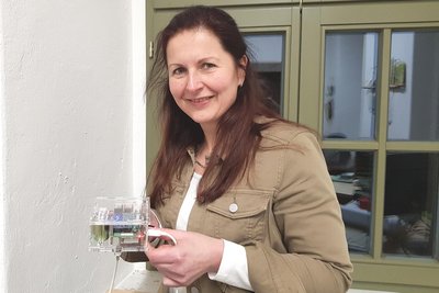 Umweltzentrumsleiterin Antje Becker hat seit vorigem Jahr ein handliches Raspberry-Shake-Seismometer im Haus.