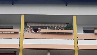 Ingeborg und Ingeburg, beide über 90 Jahre alt, haben am Sonntagnachmittag von ihrem Balkon aus das Konzert von Sound Express verfolgt.