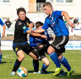 Einen großen Kampf lieferten die Lunzenauer Fußballer, hier mit Kevin Glatz (l.) gegen Nick Goeschel, der zweiten Mannschaft von Germania Mittweida. Letztlich setzten sich die Gäste verdient durch. 