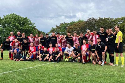 Die Spieler der SpG Schönberg/Oberwiera (schwarze Trikots) spielten Mitte Juni in Prag ein Freundschaftsspiel gegen den SK Union Brevnov. Am Sonntag steht schon der nächste internationale Vergleich an.