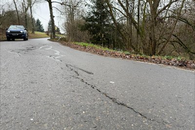 Die Alte Dorfstraße leidet: An dieser Stelle ist die Fahrbahn bereits nach rechts abgesackt.