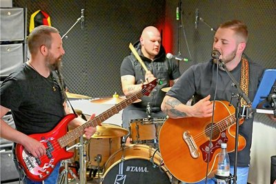 Von links: Björn Friedemann (44) am Bass, Michael Hoffmann (25) am Schlagzeug und Pascal Meyer (24) für Gitarre und Gesang.