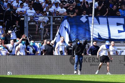 Gewalt statt Fußball: Einige Duisburger Chaoten drängten aus dem MSV-Fanblock in Richtung Spielfeld. Die Spieler flüchteten in die Kabinen.