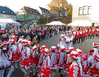 Der gesamte Altmarkt erstrahlte förmlich in Rot-Weiß beim Aufmarsch der Hohenstein-Ernstthaler Carnevalisten. Alle Mitwirkenden des RO-WE-HE mussten vorher zum Test. 