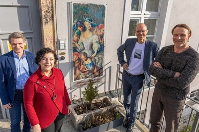 Fototermin vor dem Neuberin-Museum. Am Dienstag steht "Sachsenklinik"-Star Bernhard Bettermann (rechts) mit dem Neuberin-Trio Sarah und Artashes Stamboltsyan (links) sowie Peter Manz auf der Bühne des Neuberinhauses, um der Namensgeberin von Häusern und Ensemble zum Geburtstag zu gratulieren. 