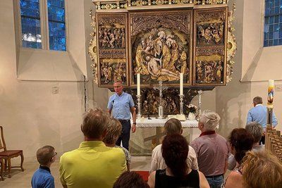  Einer der vielen anderen Veranstaltungsorten war die Lutherkirche. Dort sprach Pfarrer Andreas Gräßer über die Geschichte des Gotteshauses und des aus dem Jahr 1490 stammenden Altars. 
