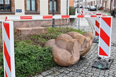 Am Wochenende wurde eine Skulptur aus Porphyr an der Ecke Burgstraße/Leipziger Straße in Rochlitz vom Sockel gestoßen. Der Bereich wurde zunächst abgesichert. 